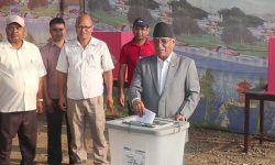 प्रचण्डले यसरी गरे मतदान (फाेटाे फिचर)