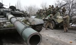 युक्रेनीलाई घेरेर रुसी सेना युद्ध गर्दै