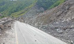 बसबाट झरेर चाउचाउ किन्न गएका सहचालक चिप्लिएर बेपत्ता