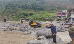 मेलम्चीको अस्थायी पुलमा क्षति हुँदा यातायात अवरुद्ध