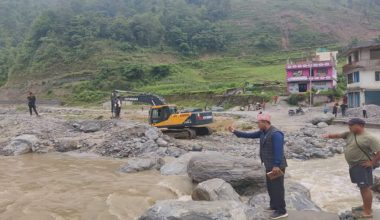 मेलम्चीको अस्थायी पुलमा क्षति हुँदा यातायात अवरुद्ध