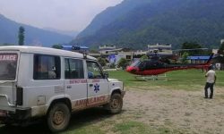 सडक भासिएपछि बिरामीलाई हेलिकोप्टरबाट काठमाडौं ल्याइयाे