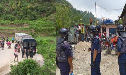 काठमाडौंको फोहोर फाल्दा बन्चरेडाँडाँवासीको अवरोध, प्रहरीद्वारा बल प्रयोग