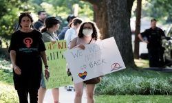 अमेरिकामा गर्भपतन क्लिनिकहरू बन्द हुँदै, पक्ष र विपक्षमा प्रदर्शन