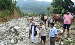 बाढीले क्षति पुर्‍याएका स्थानको पौडेलद्वारा अवलोकन, तटबन्धनका लागि तत्काल व्यवस्था गर्न माग