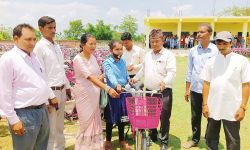 ४१५ छात्रालाई साइकल बाँडियो