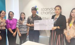 स्ट्यान्डर्ड चार्टर्डले दियाे ओपन नलेज नेपाललाई ३० लाख रुपैयाँ सहयाेग