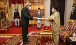 नेपालका लागि भारतीय राजदूत श्रीवास्तवले बुझाए ओहदाको प्रमाणपत्र