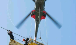 बिजुलीको तारमा रहेका माइला विकको नेपाली सेनाले गर्‍याे उद्धार