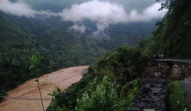 भासिएको सडकबाट कार र मोटरसाइकल खस्यो