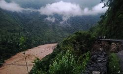 पृथ्वी राजमार्गकाे सडक भासिएकाे ठाउँमा एक कार पुरिएको अवस्थामा भेटियाे