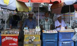 पुरानो पैसा सटही गर्न ग्राहक कुर्दै व्यापारी