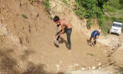 सडक मर्मतमा व्यस्त मजदुर !