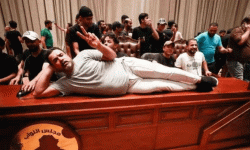 उच्च सुरक्षा क्षेत्र तोडेर इराकको संसद् भवनमा प्रदर्शनकारी प्रवेश