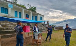 बाजुराको बूढीगंगास्थित मतदानस्थलमा झडप, प्रहरीले गोली चलायो