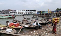 ढुंगाबाट समान ओसारपसोर र माछा मार्दै स्थानीय बासिन्दा (तस्बिरसहित)