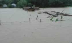 बाढीकाे वितण्डा : विद्युत्का पोल ढालेपछि नगरक्षेत्र अन्धकार