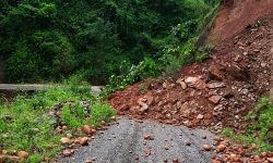 पहिरो खसेपछि बेनी–जोमसोम सडक अवरुद्ध, सवारीसाधन बीच बाटाेमा अलपत्र