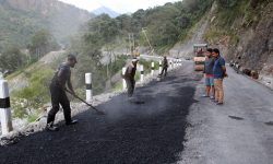 ट्रयाक खाेलेकाे २३ वर्षपछि सडक कालोपत्रको काम सुरु