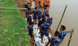 जैविक तटबन्ध बनाइँदै !