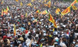 श्रीलंकाली  राष्ट्रपतिको राजीनामा घोषणा : खुसीयाली मनाउँदै प्रदर्शनकारी