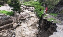 मराङखोलामा आएको बाढीले पुल बगाएपछि आवतजावत बन्द