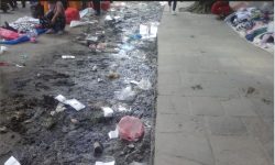 वनकालीमा सडकमाथि बगेको ढलले भक्तजनलाई सास्ती