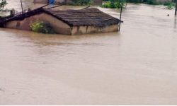 भारी वर्षाले काँडाघारीकाे प्रहरी प्रभाग नै डुबानमा, ३ वटा मोटरसाइकल बगायो