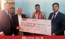 एभरेष्ट बैंकद्वारा रुकुमको यमुनानन्द नमुना माध्यामिक विद्यालयलाई आर्थिक सहयोग