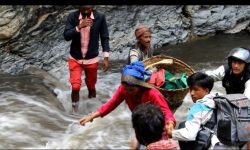 जोखिम मोलेर खोला तर्दै !