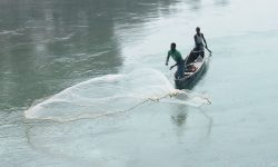 माछा मार्न जाल हान्दै माझी !