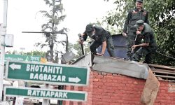 रत्नपार्कस्थित सडकमा रहेको अवैध संरचना भत्काउँदै नगर प्रहरी