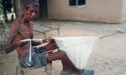 जाल बुन्दै वृद्ध !