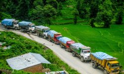 बन्चरेडाँडा र सिसडोलका बासिन्दाकाे अवराेध : बाटोमै रोकिए काठमाडौंको फोहोर बोकेका गाडी