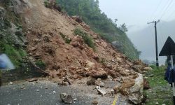 पहिराेले हेलम्बु राजमार्ग अवरुद्ध