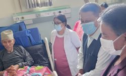 सत्यमोहन जोशीको स्वास्थ्य अवस्था बुझ्न किस्ट अस्पताल पुगे प्रकाशमान