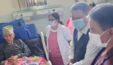 सत्यमोहन जोशीको स्वास्थ्य अवस्था बुझ्न किस्ट अस्पताल पुगे प्रकाशमान