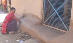 दसैँका लागि घर सजाउँदै थारु समुदाय