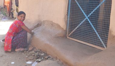 दसैँका लागि घर सजाउँदै थारु समुदाय