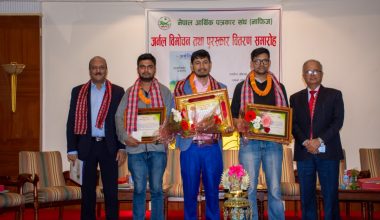 अर्थचित्र विमोचन, ३ आर्थिक पत्रकार पुरस्कृत