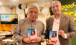 बजारमा पाण्डेको ‘मेरा सय गीतहरू’, जाबेद अख्तरले गरे विमोचन !