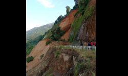 पहिराेले गल्छी–देवीघाट सडकखण्ड अवरुद्ध, वैकल्पिक सडक नहुँदा टोखा छहरे भएर हिड्न आग्रह