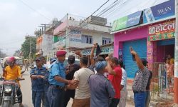 एमाले अध्यक्ष केपी ओलीलाई कालो झण्डा देखाउने प्रहरी नियन्त्रणमा