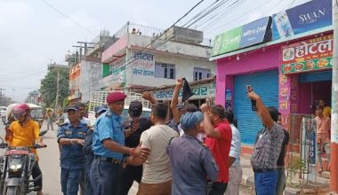 एमाले अध्यक्ष केपी ओलीलाई कालो झण्डा देखाउने प्रहरी नियन्त्रणमा