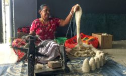 चर्खामा धागो काढ्दै वृद्धा !