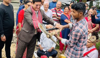 पर्यटनमन्त्री श्रेष्ठद्वारा डल्लुमा ’भुकम्प स्मृति बहुउद्देश्यीय कभर्ड हल’ शिलान्यास