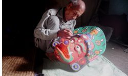 मुकुण्डोमा रंग लगाउँदै कालिगढ !