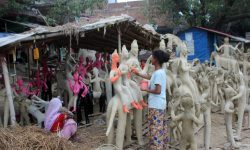 रंग लगाउँदै मूर्तिकार !