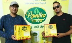 रामदेव तेलद्वारा विजेतालाई पुरस्कार वितरण