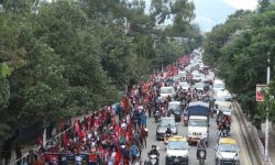 फुटपाथमा व्यापार गर्न पाउनुपर्ने माग राखेर व्यापारी आन्दोलनमा